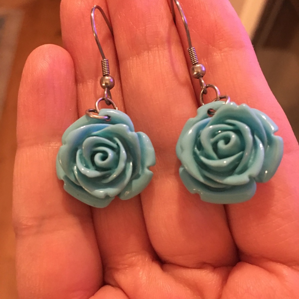 Carved turquoise lucite rose drop earrings - Picture 4 of 4